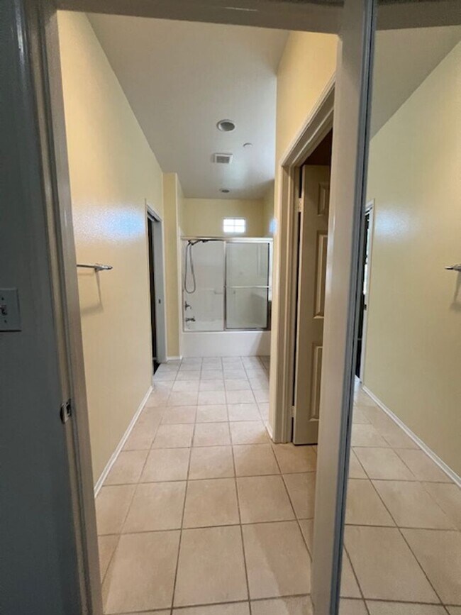 Building Photo - Beautiful 2 Bedroom, 2 1/2 Bathroom Porter Ranch Townhome! Ready for Move In!