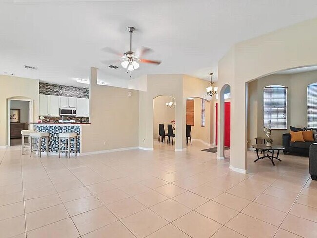 Building Photo - 602 SW McCall Rd