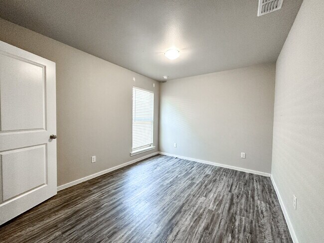 Building Photo - 3-Bedroom Duplex in Frenship ISD!