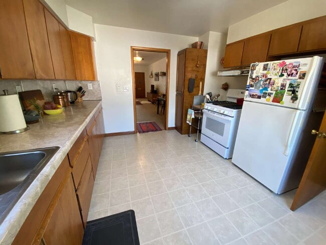 Building Photo - Quiet, Cozy 2-Bedroom Home Located in York...