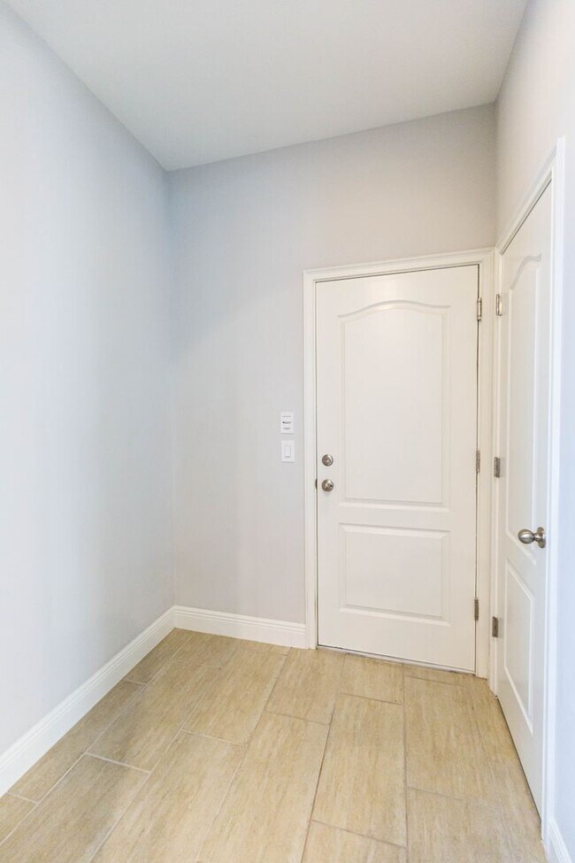 Building Photo - AVAILABLE ON 06/01 - 3 bedroom and 2.5 bat...