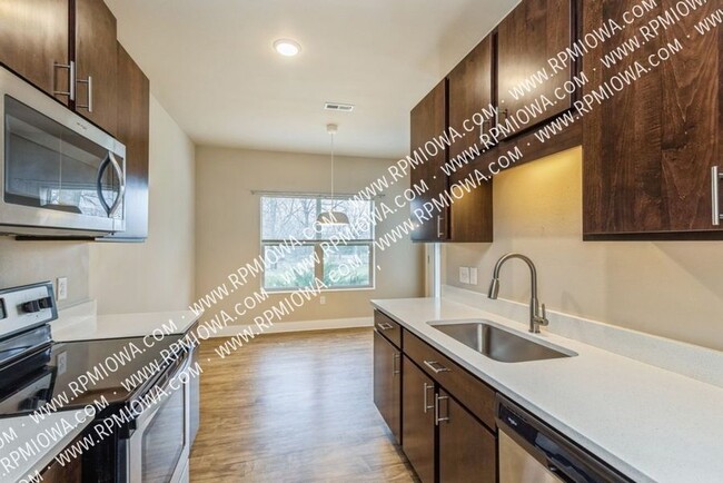 Building Photo - 2701 Bobcat Dr