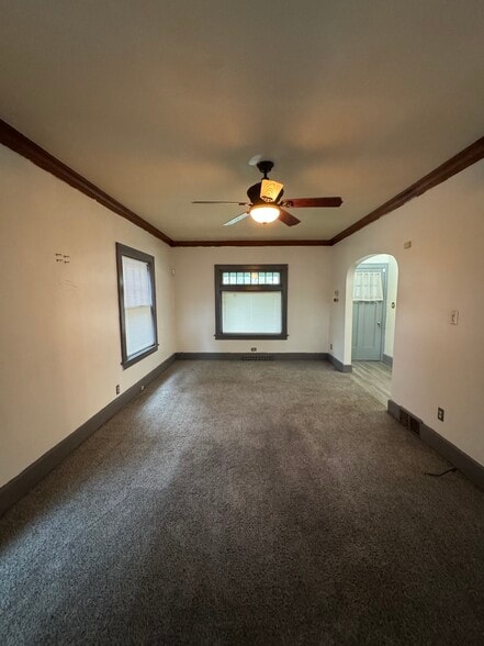 Building Photo - 328 E Lucius Ave