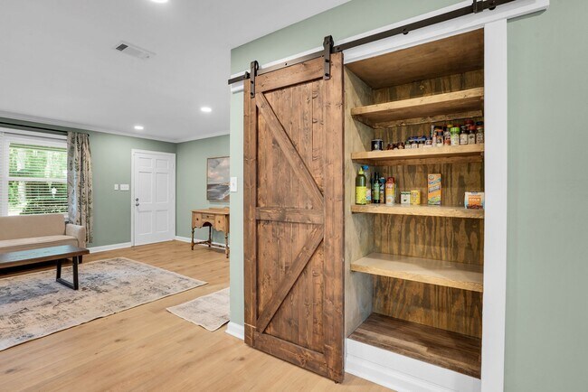 Building Photo - Fully Furnished Home in the Heart of Southside Savannah!