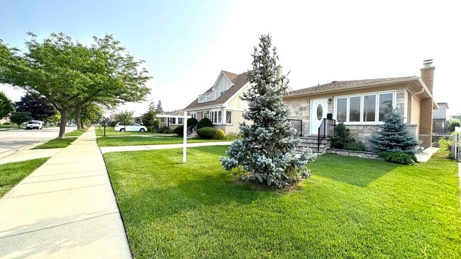 Building Photo - 4833 N Ozark Ave