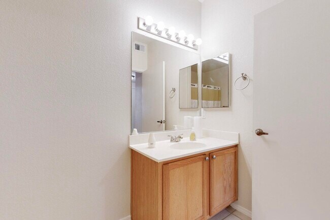 Building Photo - 6800 Vista Del Norte Dr NE