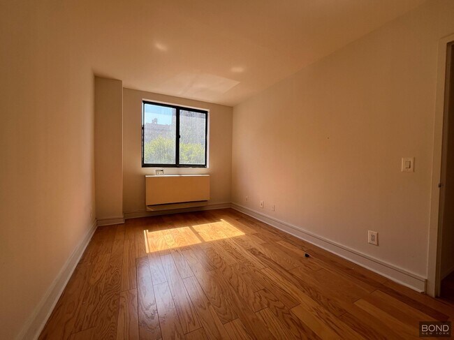 Building Photo - 323 W 96th St
