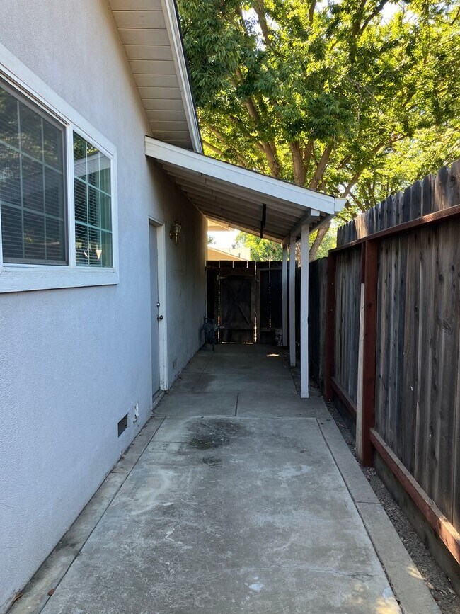 Building Photo - 1704 Ellison Dr