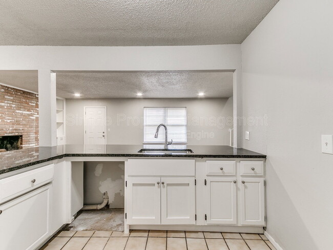 Building Photo - 8510 Candlewood Dr