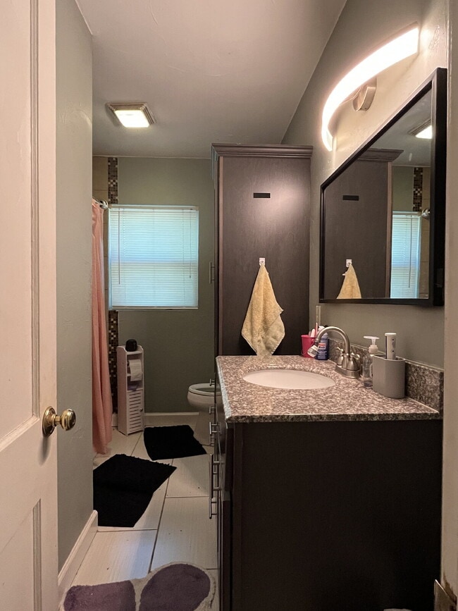 Building Photo - 3 Bedroom for Lease June 1