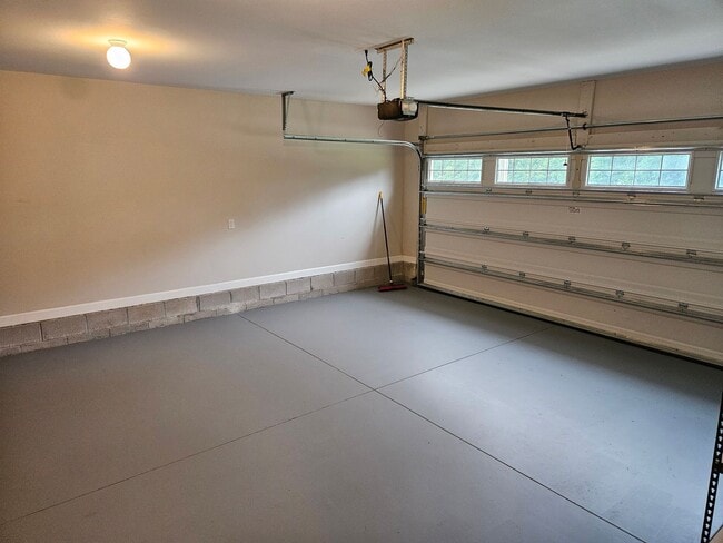 Building Photo - Charming 3-bedroom, 2-bathroom unfurnished...