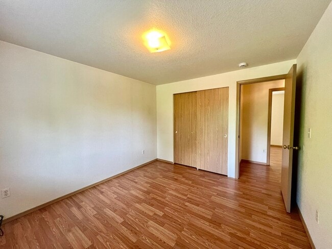 Building Photo - Spacious 4 BD + Den