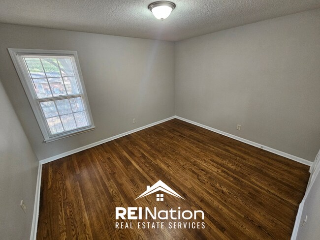 Building Photo - Grand 5BR/3BA East Memphis Estate | 2,603 Sq Ft, Hardwood Floors, Fireplace & Large Yard