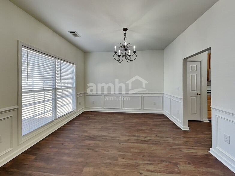 Building Photo - 37 Farm Brook Way