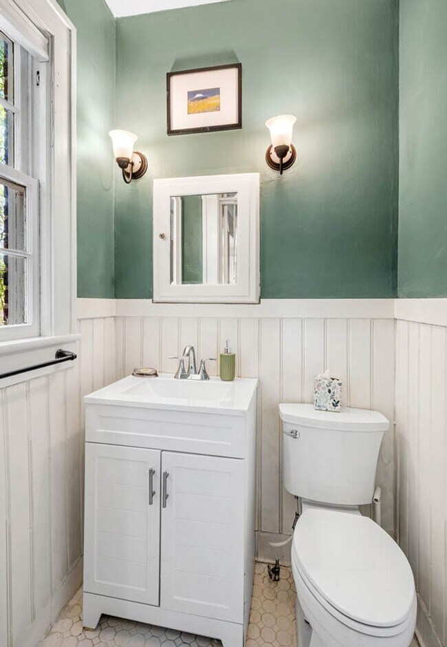 Building Photo - Stunning 3 bedroom FURNISHED MID-TERM RENTAL home in historic downtown Burlington