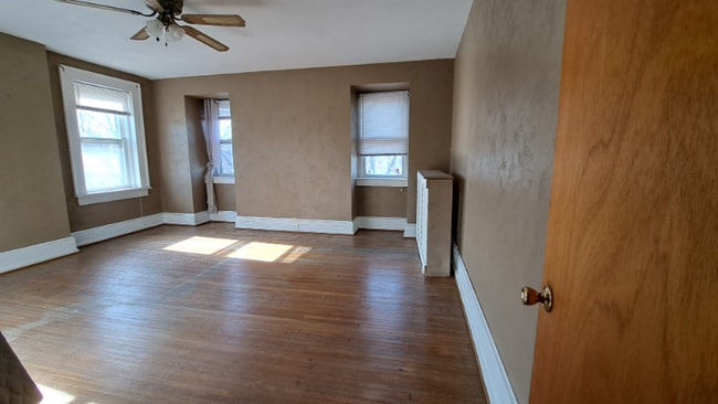Building Photo - 438 S River St