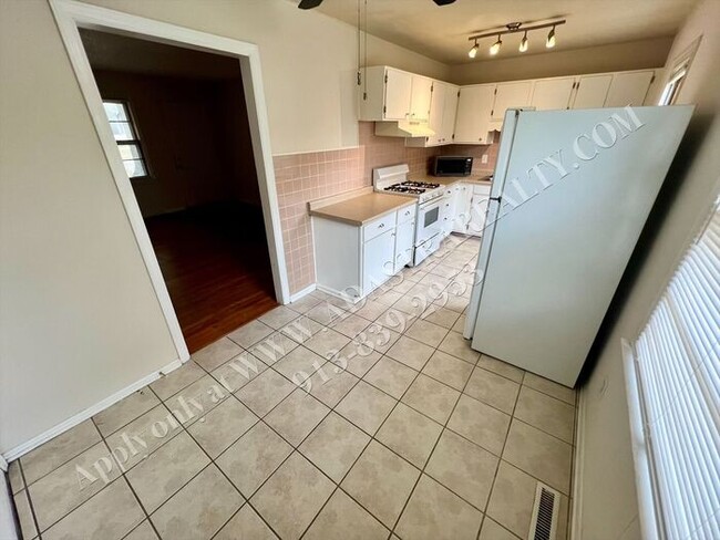 Building Photo - Darling 4 Bed 2 Bath Ranch in Olathe-Available NOW!!