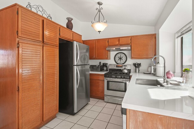 Building Photo - Wonderful Single Story Home with Great Yard in Santa Clarita!