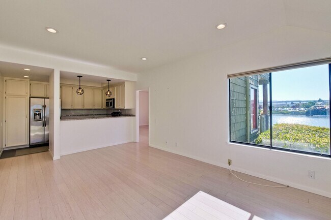 Building Photo - 1108 Shoreline Dr