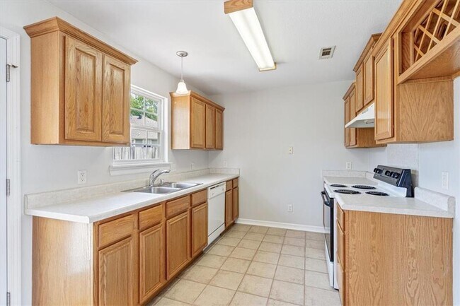Building Photo - 1662 S Tally Ho Dr