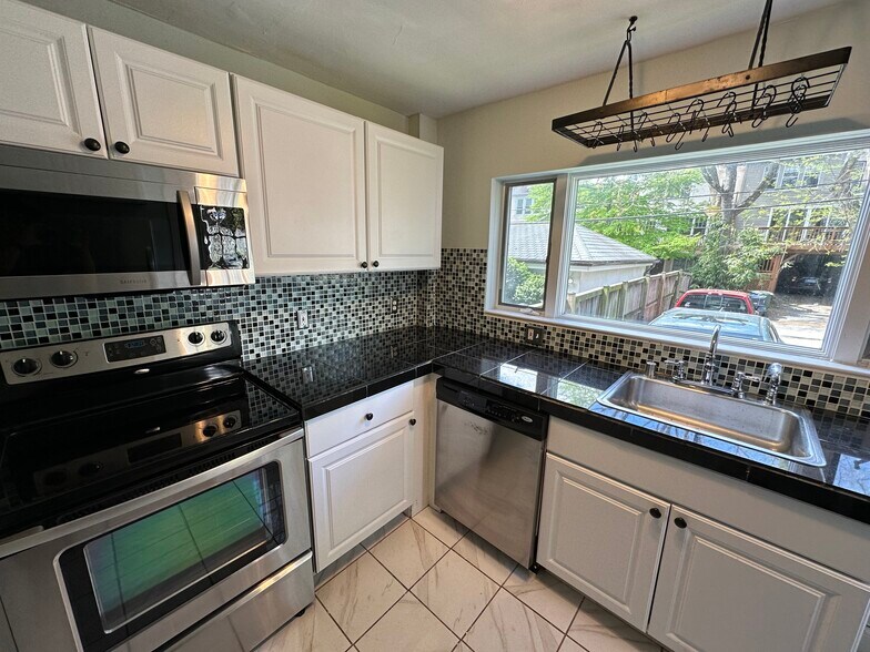 Kitchen - 2250 Cathedral Ave NW