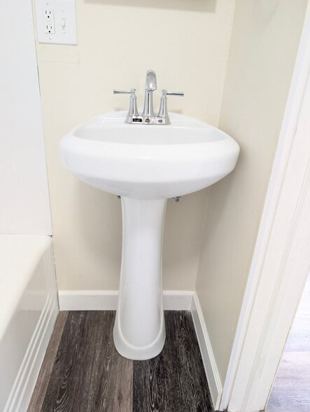 Building Photo - 731 Mcmakin Ave