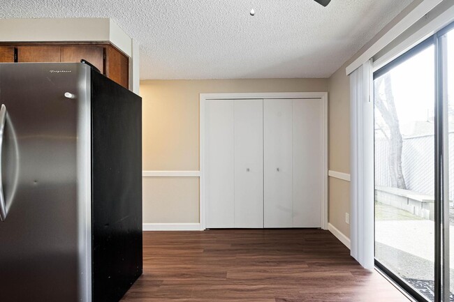 Building Photo - Clean, spacious 2-bdrm/1.5-bath unit in Milwaukie. Private patio, quiet location, designated parking