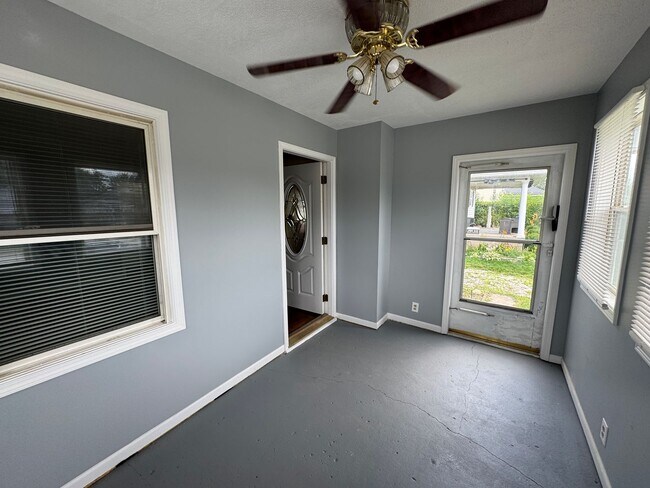 Building Photo - Near Southeast 2 Bedroom 1 Bath and Bonus Room