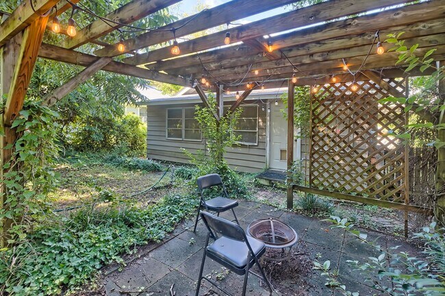 Building Photo - Adorable Bungalow in Highly Sought-After C...