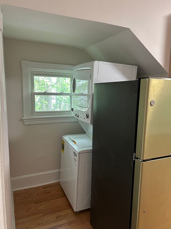 Building Photo - Renovated 2 Bed Apartment 1 block to downtown with Laundry and Central Air