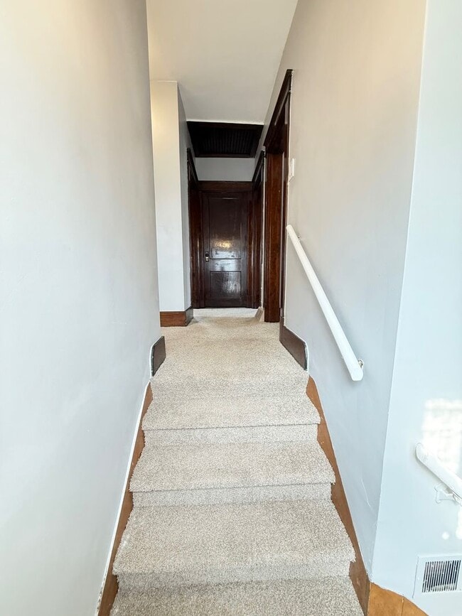 Building Photo - Updated 3 Bedroom 1 Bathroom in North Vers...