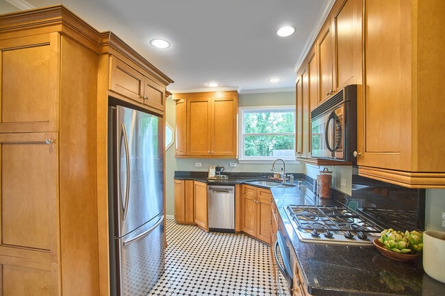 Building Photo - 2020 Pershing St