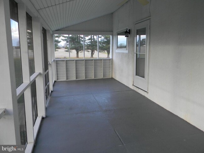 Building Photo - 863 Lombard Rd