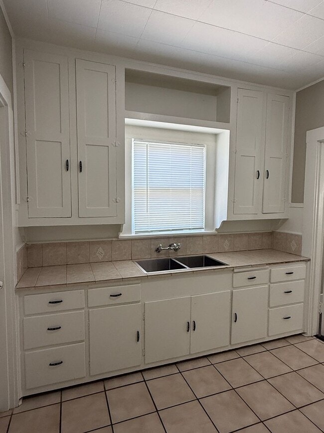 Building Photo - 2 Bedroom 1 bath - Water Included