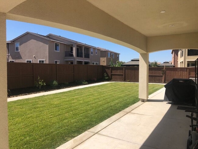 Building Photo - Stunning home with luxurious wood floor and beautiful spacious yard