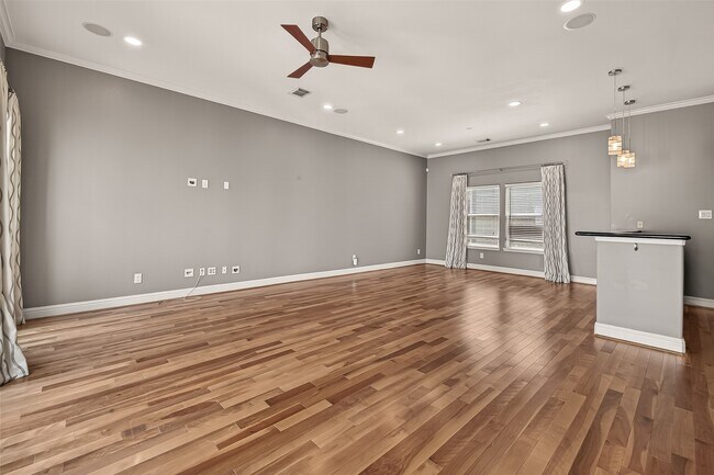 Building Photo - 1107 St Charles St