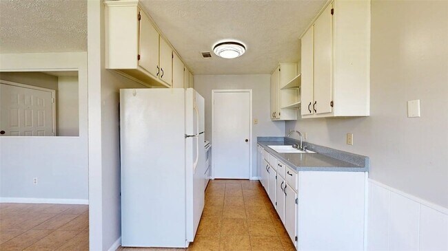 Building Photo - 704 Vassar Ct