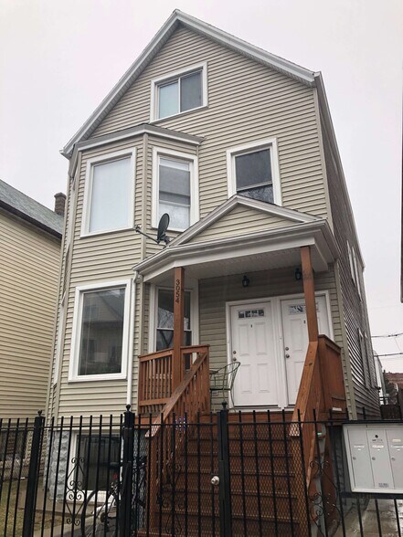 Primary Photo - 3054 N Avers Ave