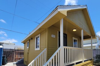 Building Photo - Detached Craftsman Cottage with Courtyard Charm – Low $1,000 Deposit