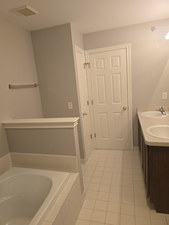 Building Photo - 5675 Hampshire Ln