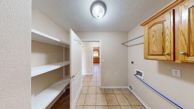 Building Photo - 5005 David Dr