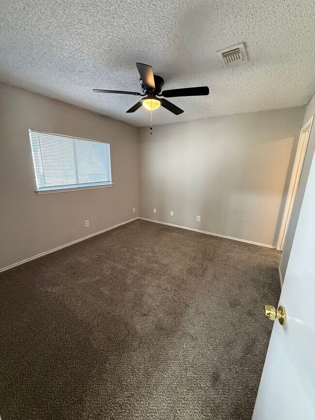 Building Photo - Convenient 2/2 with Garage Just Moments from Randolph AFB- Pets Welcomed