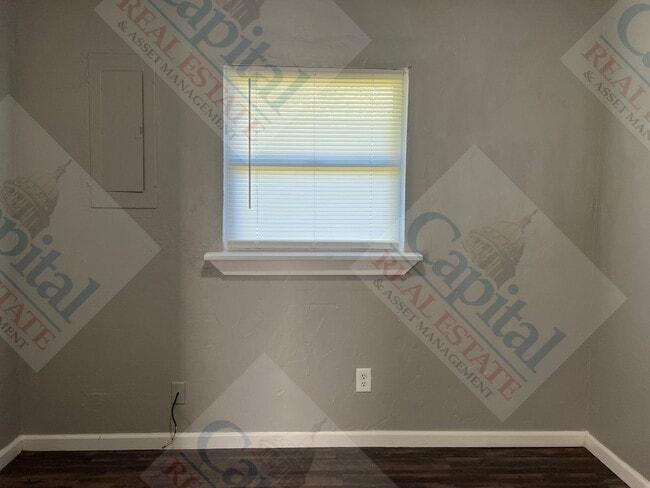 Building Photo - Large 4 Bedroom Home