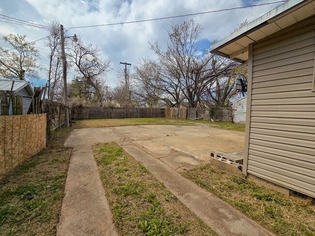 Building Photo - 3 Bed home in Shawnee!