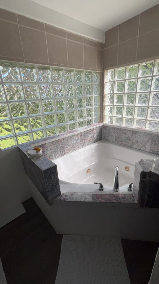 Building Photo - 10 Ells St