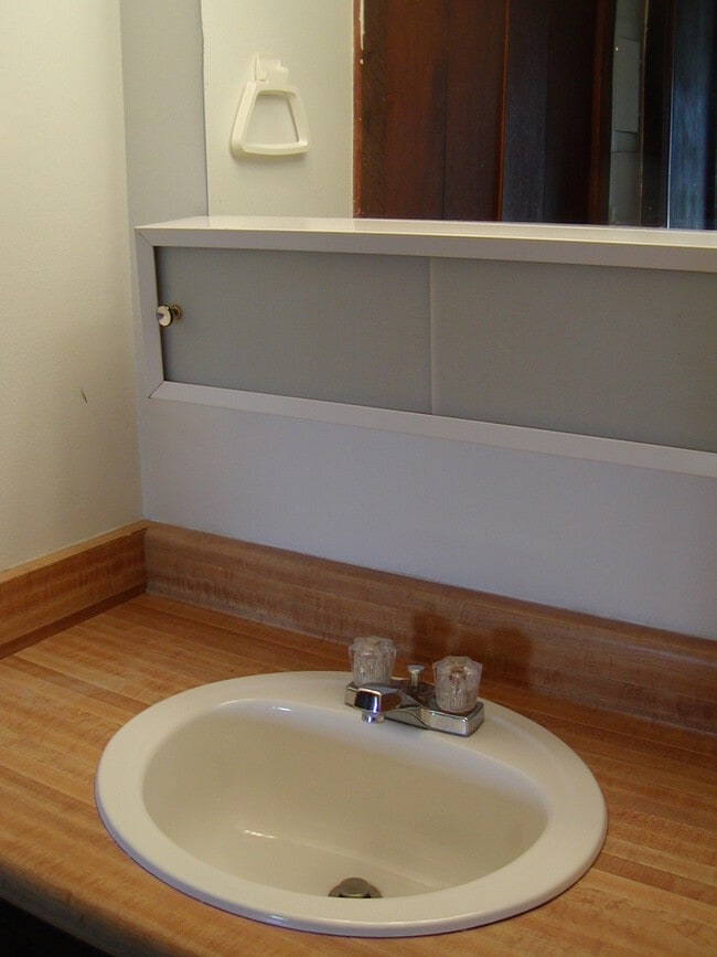 Building Photo - Silver Queen West Condo - Studio/1 Bath Unit on Ground Floor with Views