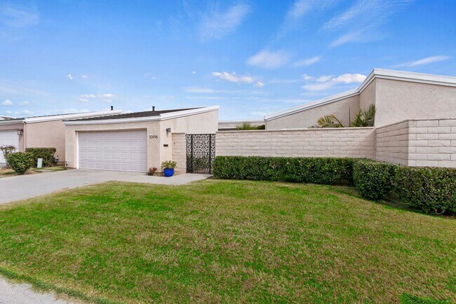 Building Photo - Charming 2 Bedroom Coastal Retreat with Pa...
