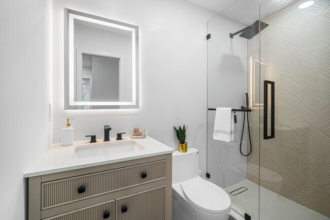 Building Photo - 718 SW 27th Pl