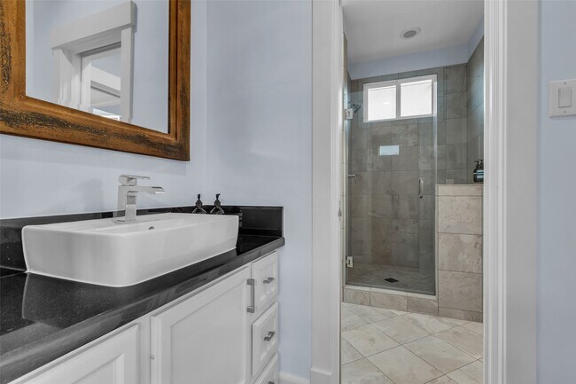 Building Photo - 340 W 17th St