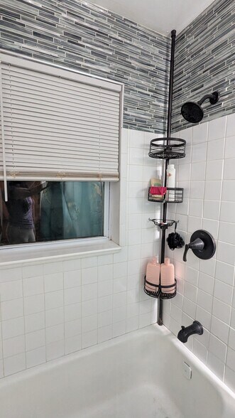 Fully furnished bathroom. - 3182 Latona Dr SW